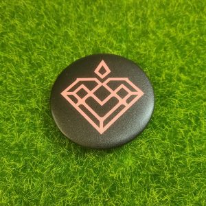 被動收慕魔法師-戀愛徽章（黑底粉Logo）